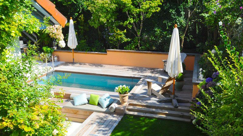 Gris clair / Jardin métamorphosé : Intégration d'une piscine dans un jardin