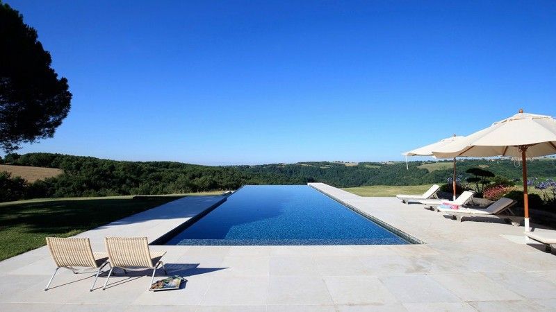 Archives / Bleu nuit en plein jour : piscine carrelage bleu et noir