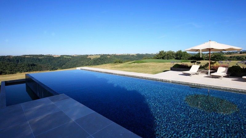 Archives / Bleu nuit en plein jour : piscine carrelage bleu noir