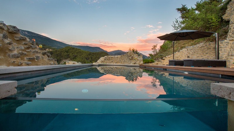 Piscine à paroi de verre Gris anthracite / Nager sur les collines : piscine avec paroi en verre