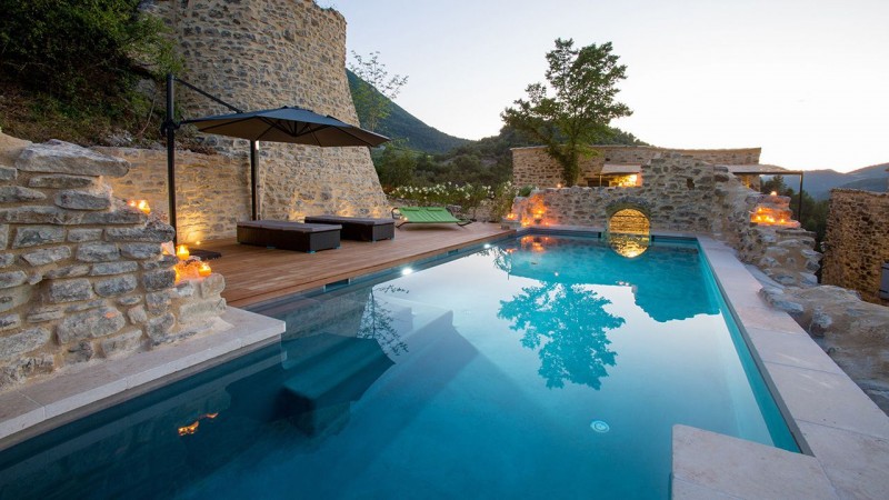 Piscine à paroi de verre Gris anthracite / Nager sur les collines : piscine transparente