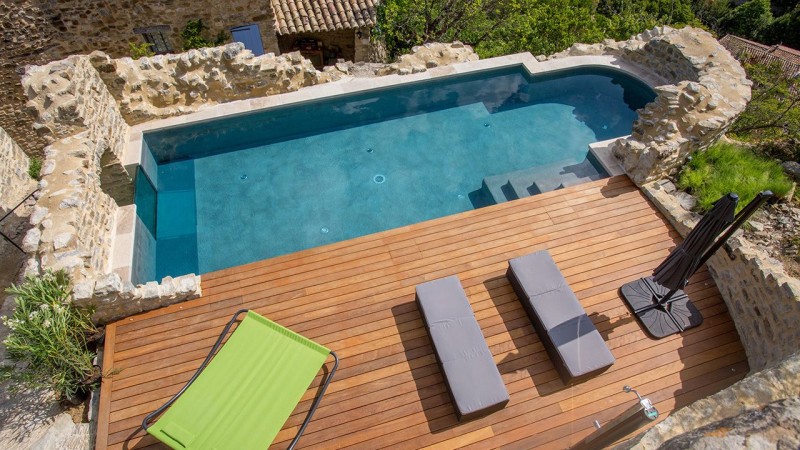 Piscine à paroi de verre Gris anthracite / Nager sur les collines : vitrage pour piscine