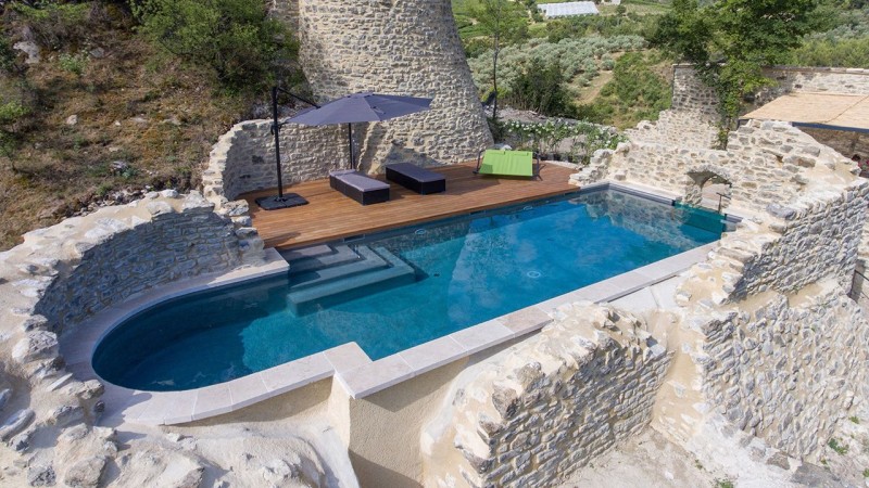 Piscine à paroi de verre Gris anthracite / Nager sur les collines : vitre pour piscine