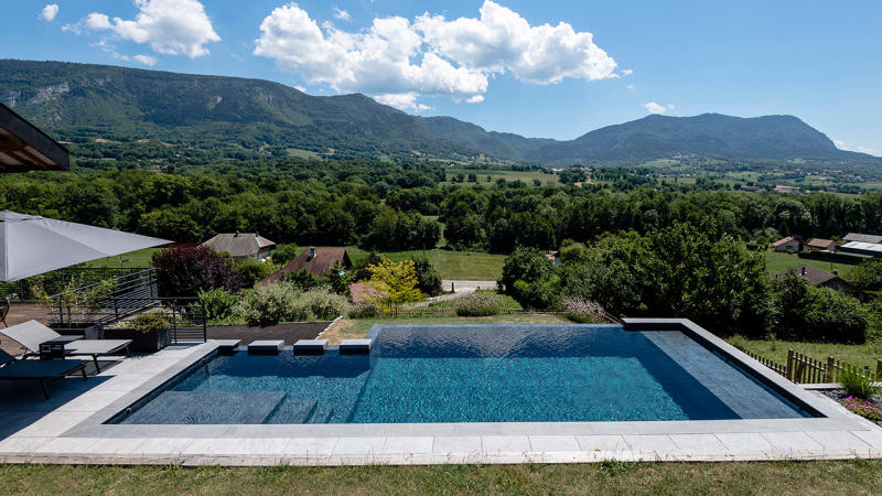 Piscine à débordement 3D Gris ardoise / Bain en altitude : construire une piscine a debordement