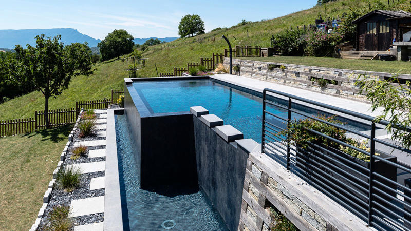 Piscine à débordement 3D Gris ardoise / Bain en altitude : piscine debordement avec vue