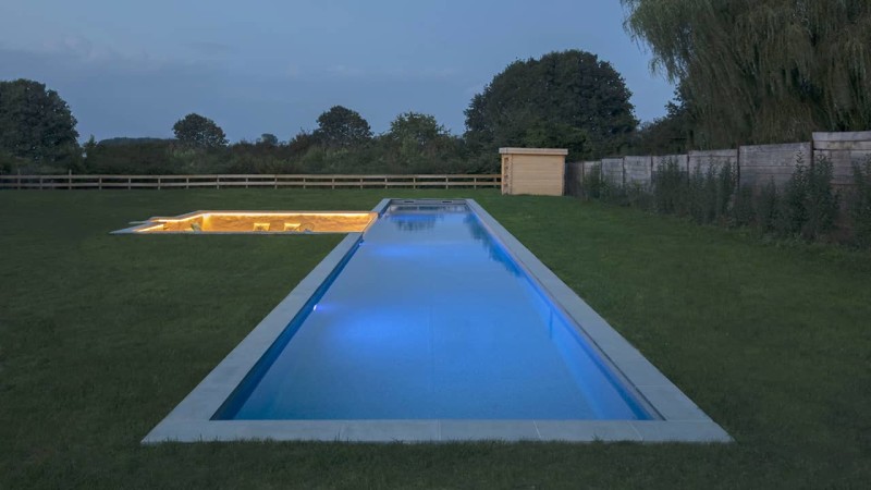Piscine à paroi de verre 3D Gris béton / Salon sur l’eau : couloir nage verre esprit piscine 16
