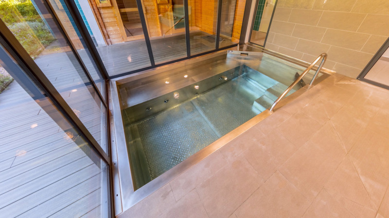 Piscine inox / Un bassin inoxydable : piscine inox fenetres banquette escaliers esprit piscine 2022
