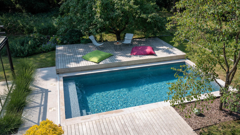 Piscine avec terrasse mobile 3D Gris béton / Cachée sous la terrasse : piscine citadine terrasse mobile bois couverture esprit piscine 2023 5