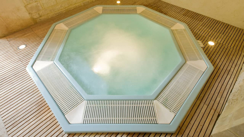 Spa à débordement / Spa envoûté : spa à débordement octogonale encastré blanc bois détente esprit piscine02