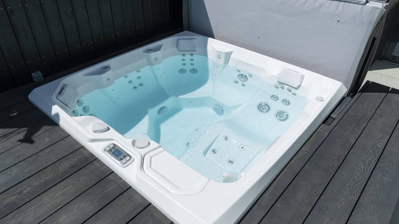 Spa encastré / Spa-lissade : spa encastre exterieur blanc bois noir esprit piscine02