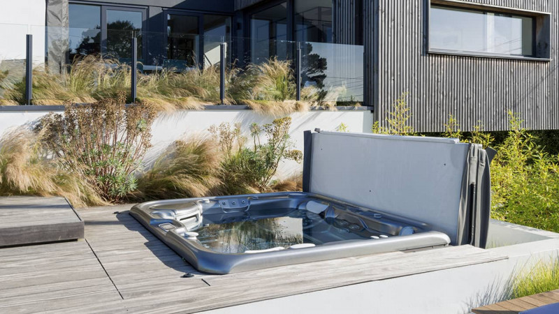 Spa encastré / Spa à fleur de terrasse : spa encastre gris acier terrasse bois couverture esprit piscine02