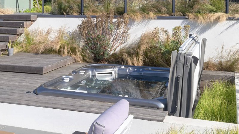 Spa encastré / Spa à fleur de terrasse : spa encastre gris acier terrasse bois couverture esprit piscine05