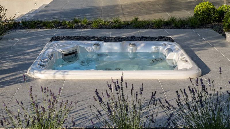 Spa encastré / Spa sous les oliviers : spa encastré blanc terrasse carrelage maison esprit piscine02