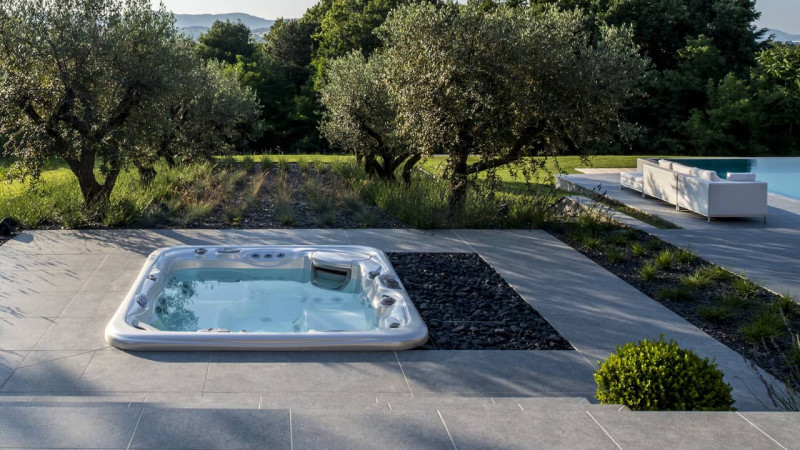 Spa encastré / Spa sous les oliviers : spa encastré blanc terrasse carrelage maison esprit piscine03