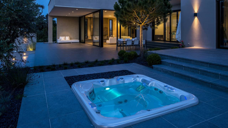 Spa encastré / Spa sous les oliviers : spa encastré blanc terrasse carrelage maison esprit piscine06