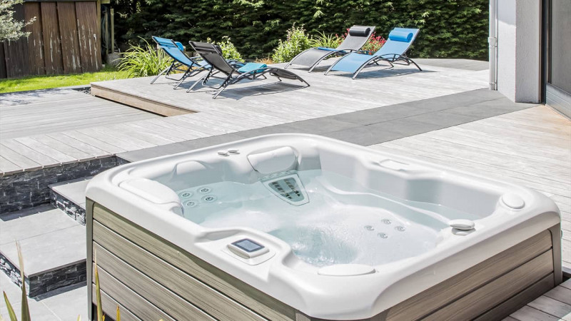 Spa portable / Terras’Spa : spa exterieur portable blanc bois integré terrasse esprit piscine02