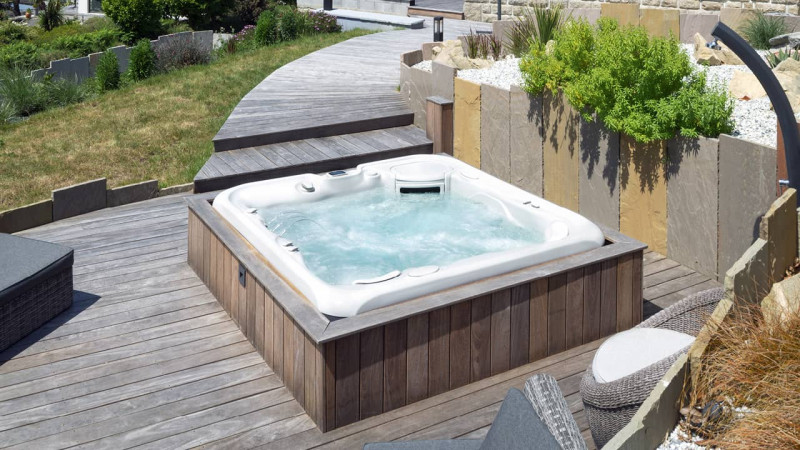 Spa portable / Spa avec vue : spa portable exterieur habillage bois integration detente esprit piscine02