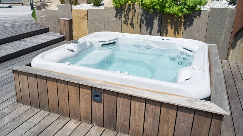 Spa portable / Spa avec vue : spa portable exterieur habillage bois integration detente esprit piscine05