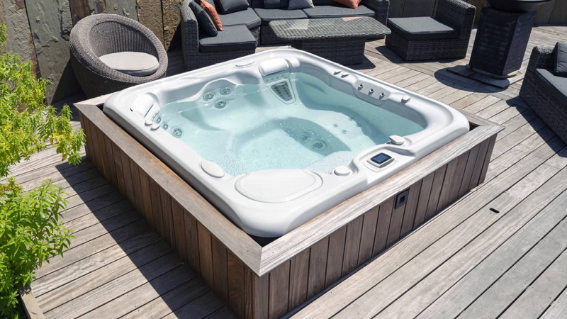 Spa portable / Spa avec vue : spa portable exterieur habillage bois integration detente esprit piscine06