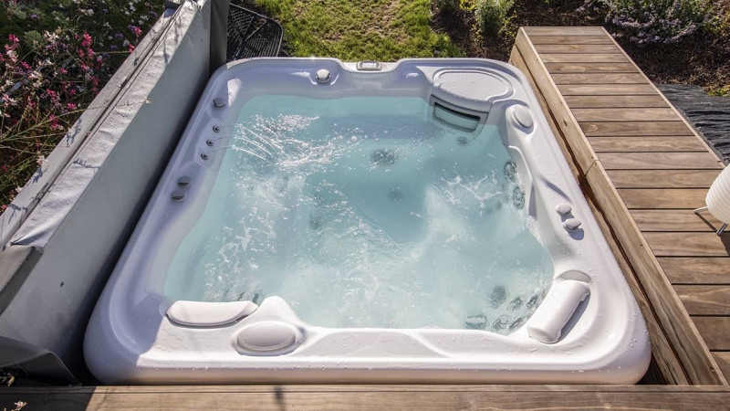 Spa portable / Spa fleuri : spa portable exterieur integre terrasse bois esprit piscine03