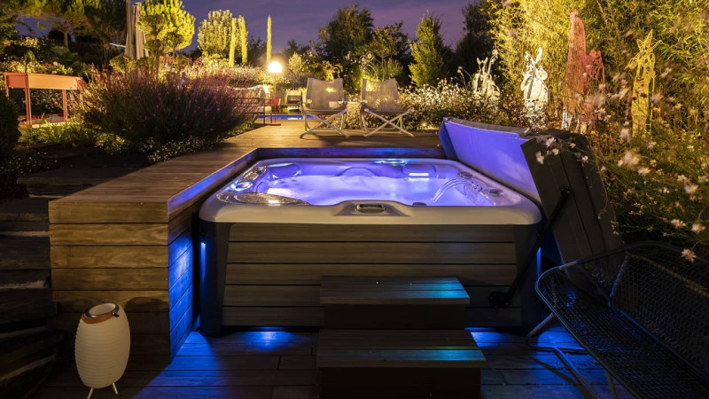 Spa portable / Spa fleuri : spa portable exterieur integre terrasse bois esprit piscine05