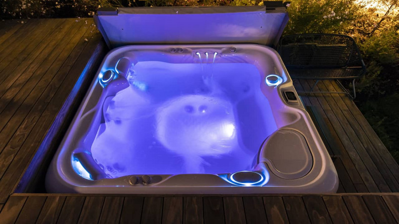 Spa portable / Spa fleuri : spa portable exterieur integre terrasse bois esprit piscine06